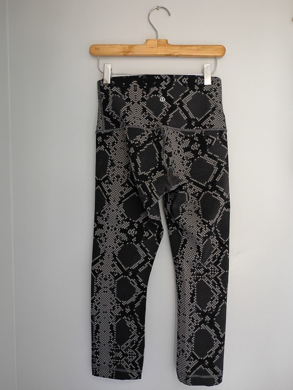 Lululemon - Wunder Under HR Crop 21" Luon - Size 6 - Ziggy Snake Grey - VGUC - Picture 5 of 7
